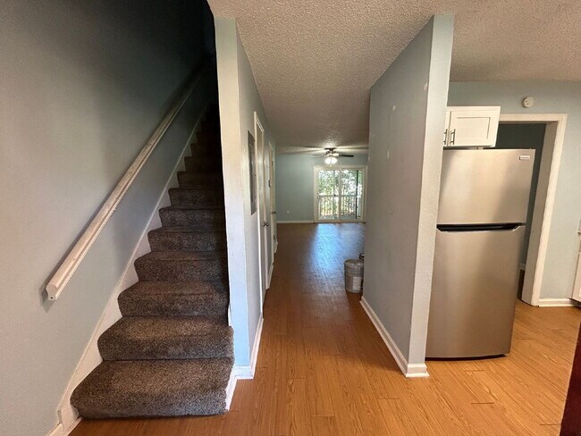 Building Photo - 2BR/1.5BA Townhouse Apartment Conveniently Located!