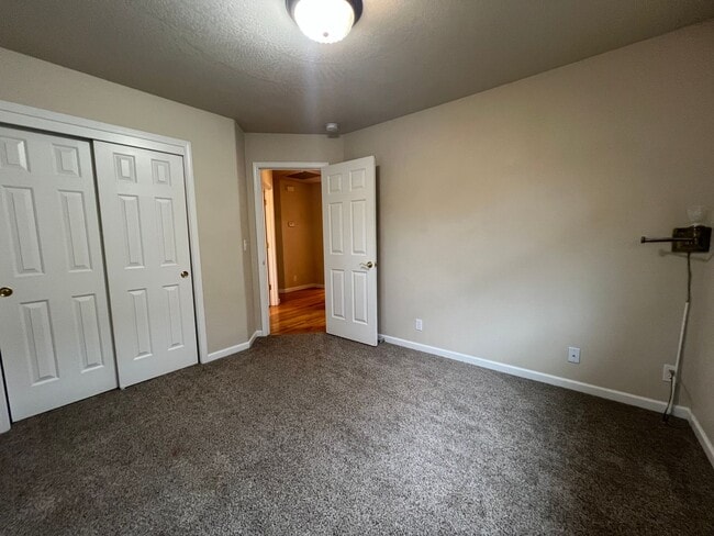 Building Photo - Three bedroom, Two bath home in Ashland.  | Available Now