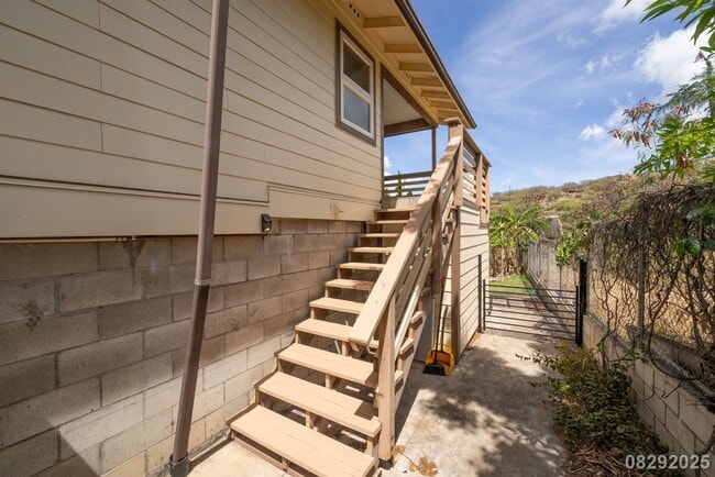 Building Photo - 3 Bedroom 3 Bathroom pet negotiable SFH in...