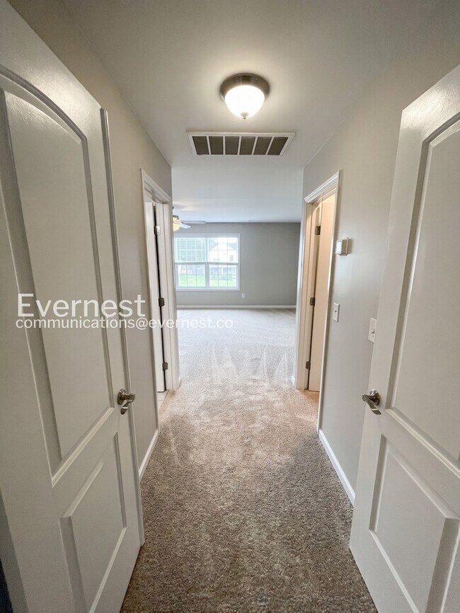 Building Photo - Charming Modern Home / 5 beds 3.5 baths / Garage attached / Fenced-Yard / Available now!