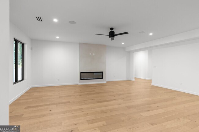Building Photo - 3293 Lenox Pl NE