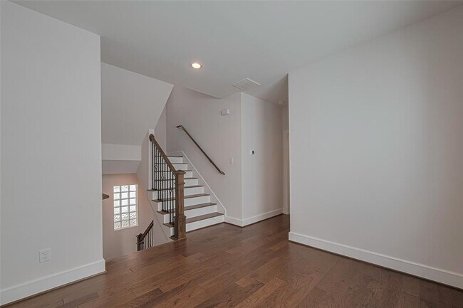 Building Photo - 1237 W 23rd St