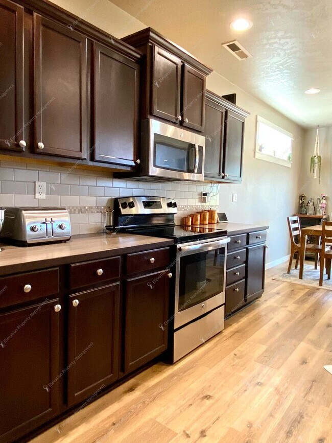 Building Photo - * Coming Soon * Beautiful Unfurnished 3-Be...