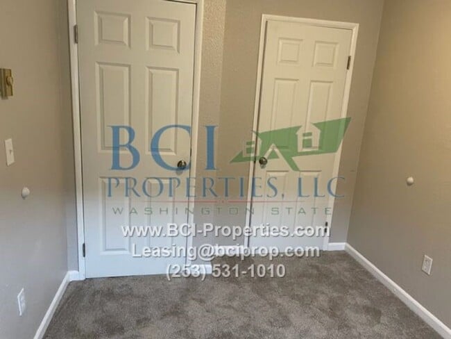 Building Photo - Beautifully remodeled 2 bedroom Duplex nex...