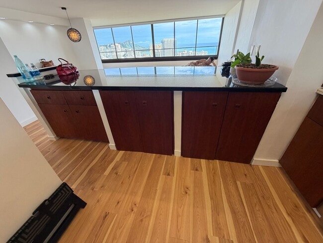 Building Photo - Luxury High-Floor Condo with Panoramic Ocean & Diamond Head Views | 2 Parking | Great Building Am...