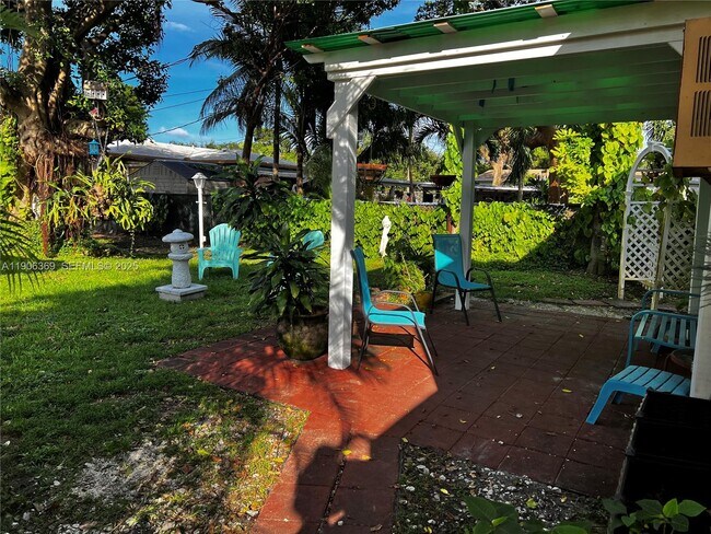 Building Photo - 2618 Lincoln St