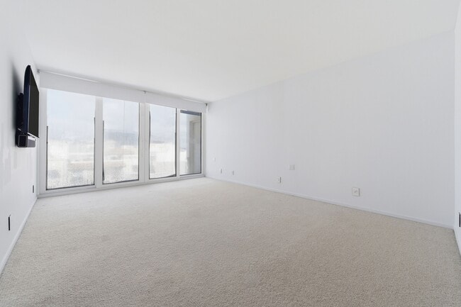 Building Photo - 529 S Flagler Dr