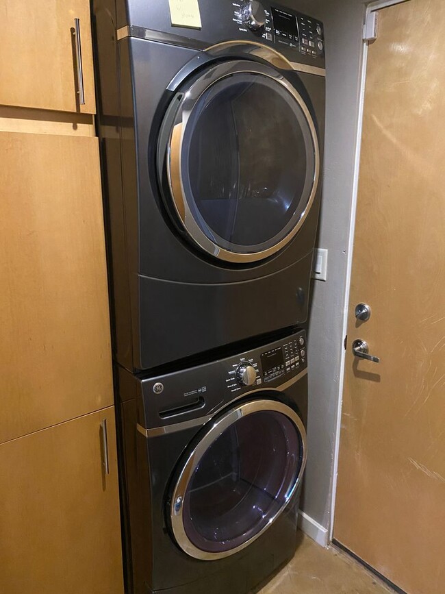 Building Photo - Contemporary 2 Bedroom, 2.5 Bath townhouse...