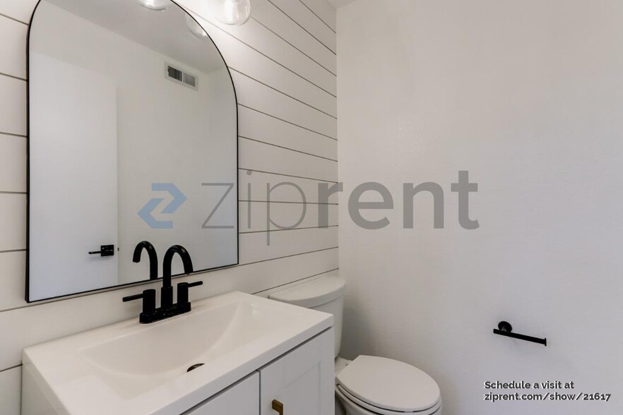 Building Photo - 741 Vinca Ct