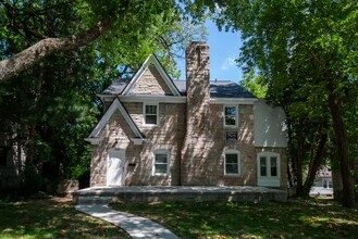 Building Photo - 706 N Washington St
