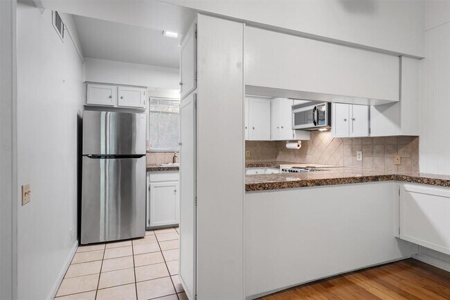 Building Photo - 1304 Mariposa Dr