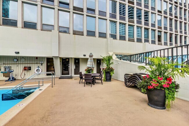 Building Photo - 111 E Chestnut St