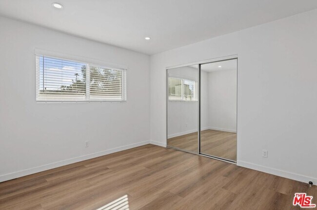 Building Photo - 2449 Beachwood Dr