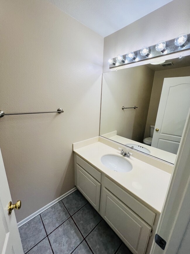 Building Photo - 31182 Amsterdam Rd