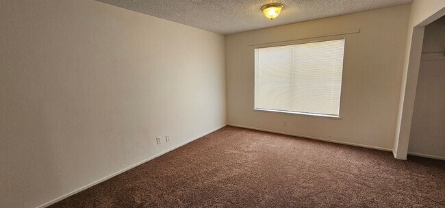 Building Photo - 3 Bedroom Single Story Townhome