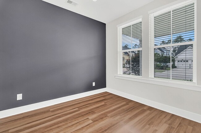 Building Photo - Must see 3 bedroom, 2.5 bath Home in Midto...