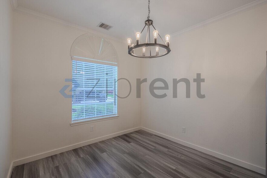 Building Photo - Unit