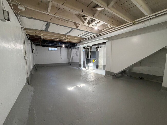 Building Photo - Remodeled 3 bed, 1 bath home for rent in E...