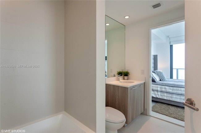 Building Photo - 501 NE 31st St