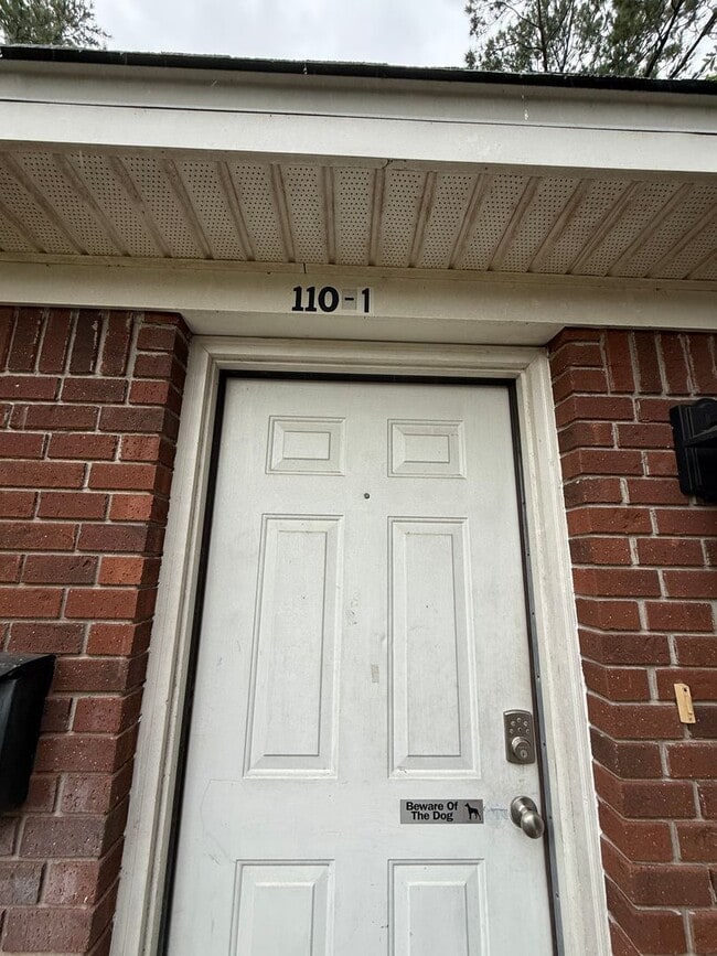 Building Photo - Studio available 9/1/2026!!