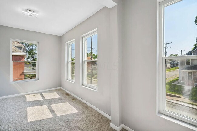 Building Photo - 921 Linwood Ave