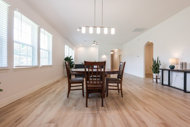 Building Photo - 2303 Cunningham Dr