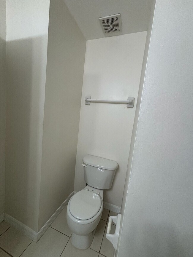 Building Photo - 3642 Pine Oak Cir