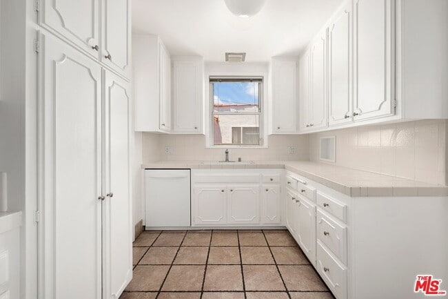 Building Photo - 256 S La Peer Dr