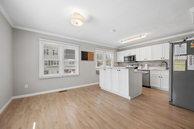 Building Photo - 1615 Colonial Way