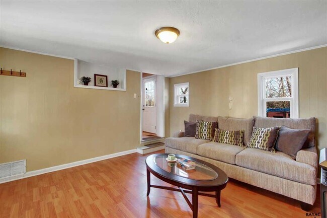 Building Photo - Coming Soon - Beautiful 3 Bedroom, 1 Bath ...