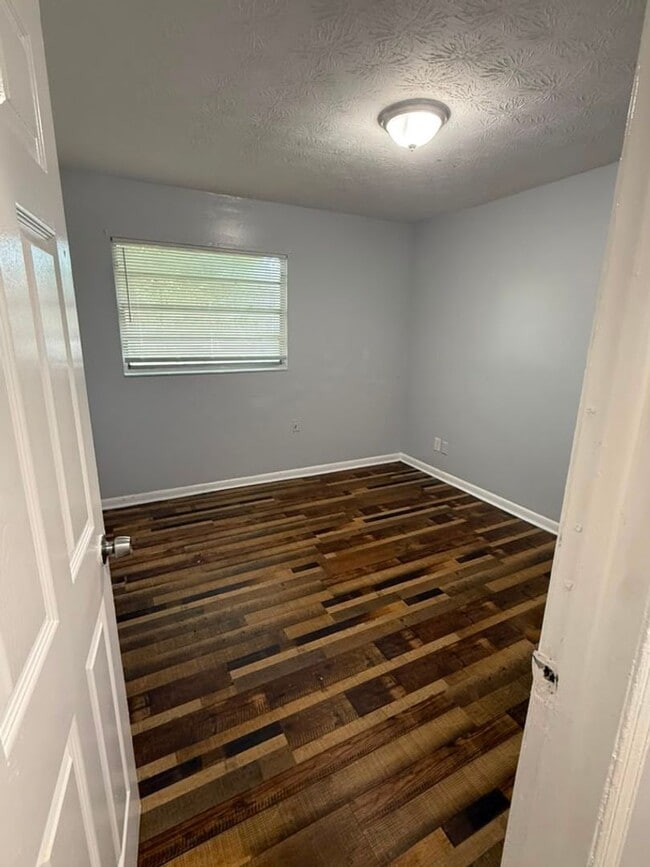 Building Photo - Fully Renovated 3/2 Available for Immediate Rent!