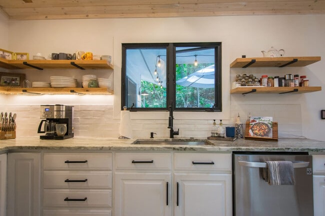 Building Photo - 2750 Holly Hill Dr