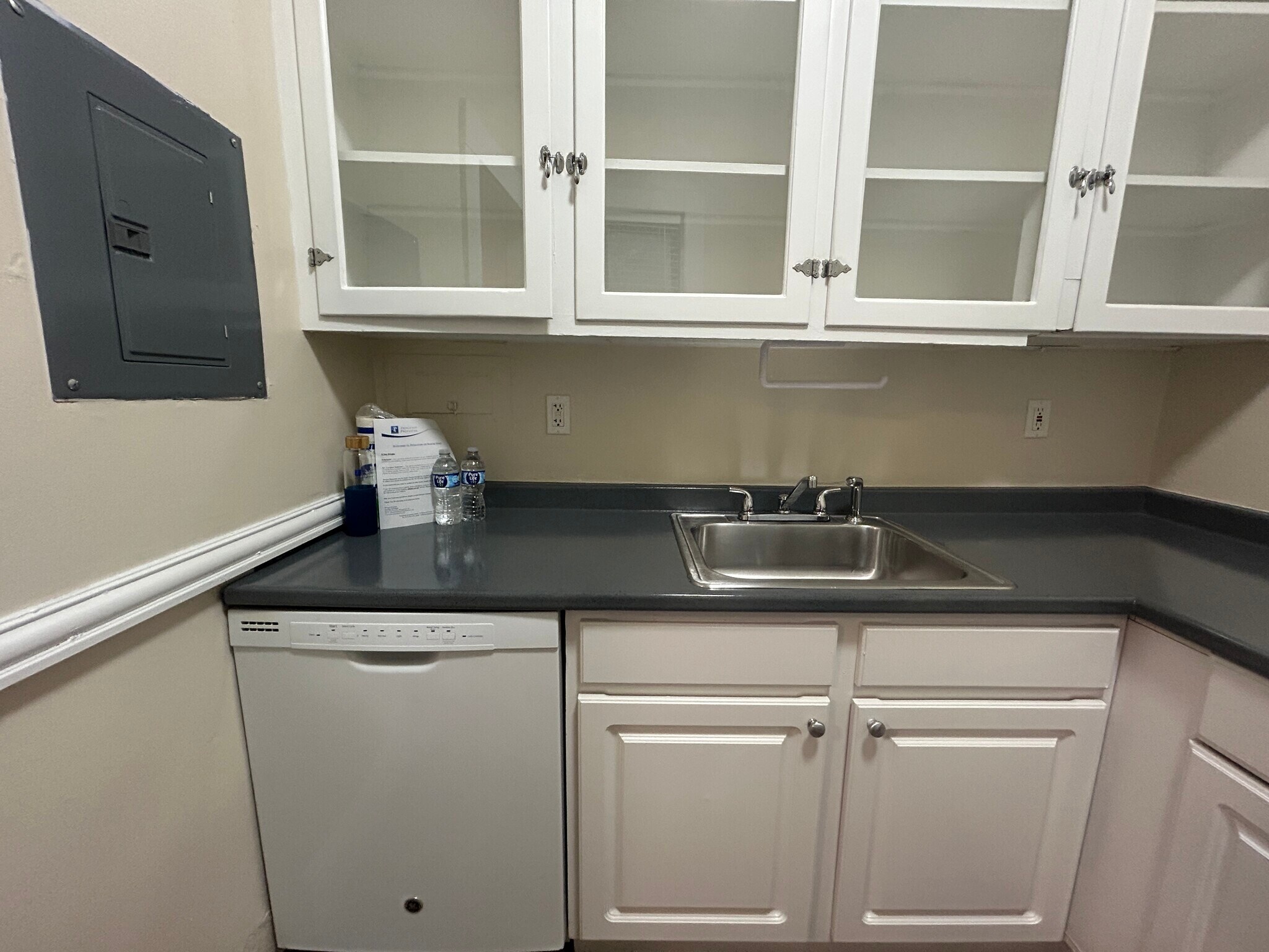 Building Photo - 1475 Beacon St