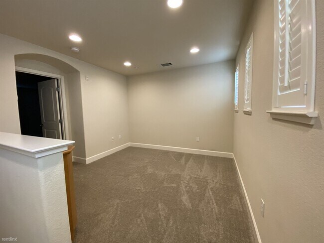 Building Photo - 2 br, 2.5 bath Townhome - 1714 Hillebrant ...