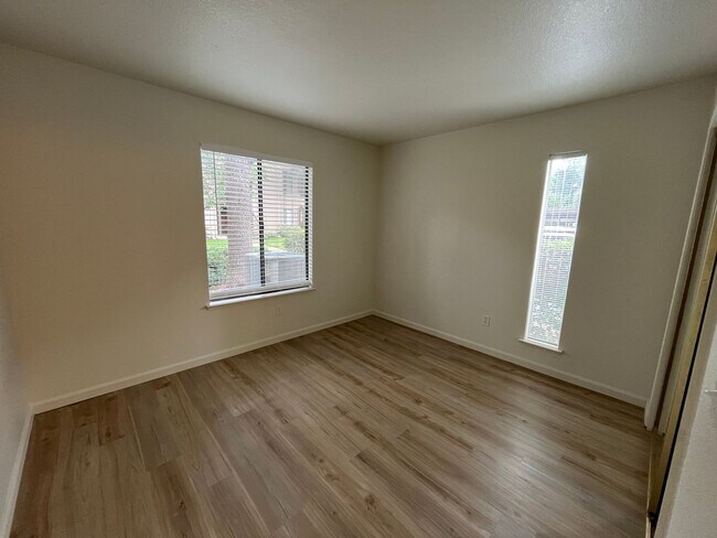 Building Photo - 2BR|2BA|994SF| - Ground Floor Condo, Nice ...