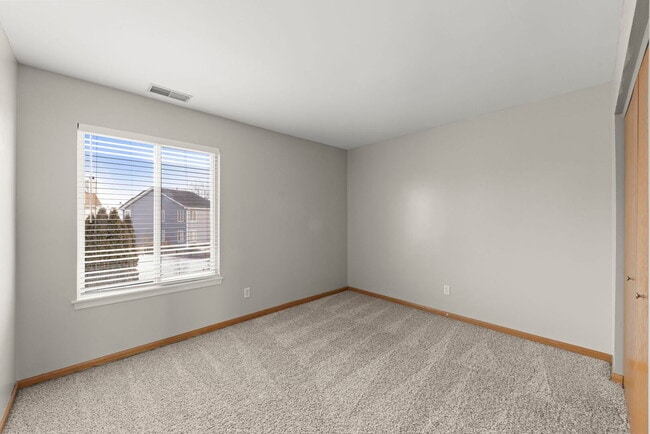 Building Photo - 14215 S Longview Ln