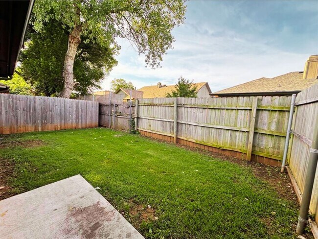 Building Photo - Charming 3-Bed Home w/ 2-Car Garage – Pet-Friendly