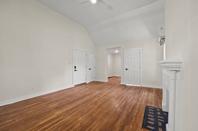 Building Photo - 1383 Eastview Ave