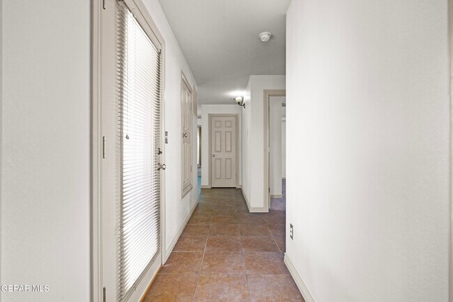 Building Photo - 5729 Valley Oak Dr