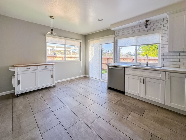 Building Photo - Completely Renovated 3+ Bed, 2 Bath Tierra...