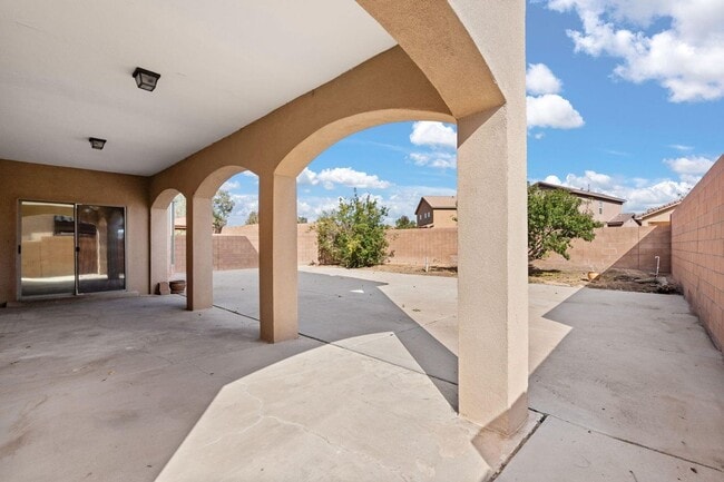 Building Photo - large happy 4+br home