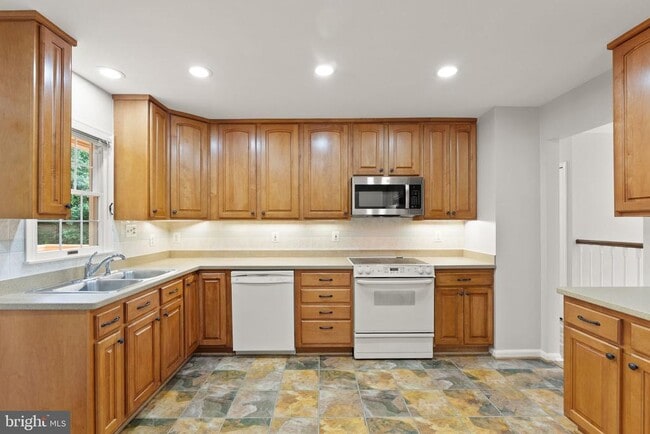 Building Photo - 2660 Oakton Glen Dr