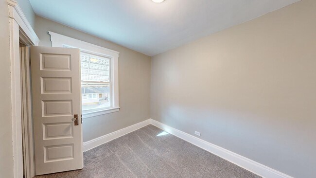 Building Photo - 3 Bed / 1 Bath in Cleveland!