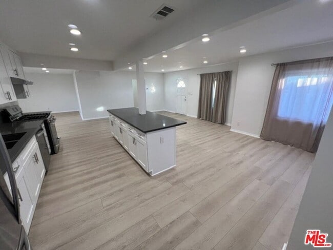 Building Photo - 10745 Saticoy St