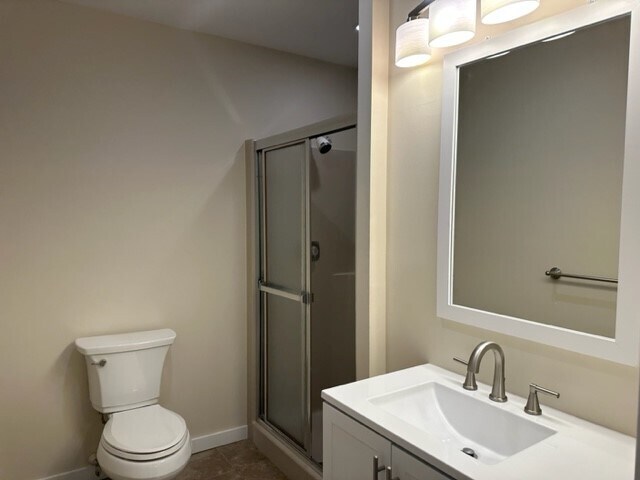 Upstairs bath with walk-in shower - H5 Stonehedge Dr