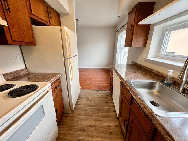 Building Photo - Luxurious 3-Bedroom Townhome in Logan Square with Parking Space Included! Available mid-August!
