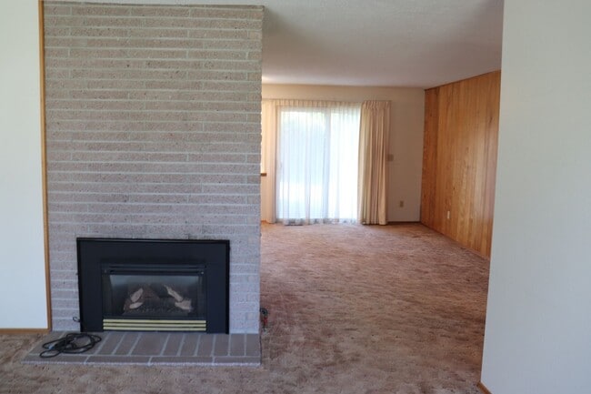 Building Photo - Single Level Living with attached garage