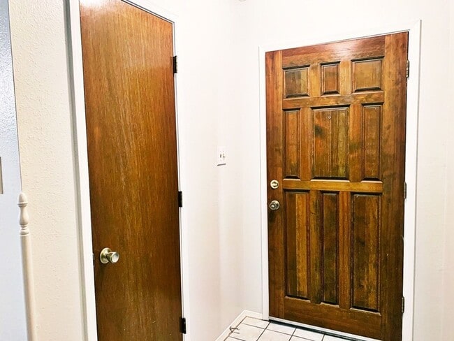 Building Photo - Beautiful  3 bedroom, 2 bath home with 2 car garage.