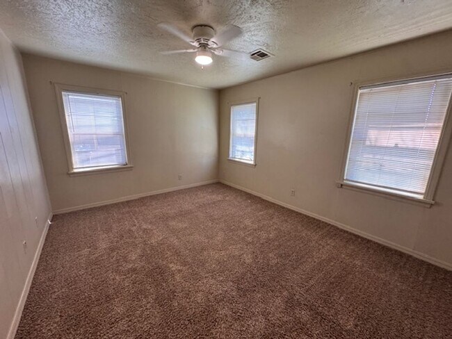 Building Photo - 2916 Shirley Ln