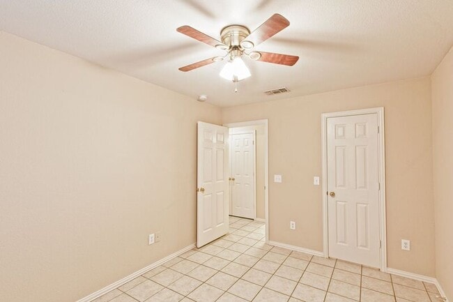 Building Photo - 933 Farmington Rd